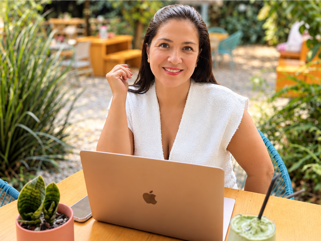 Caro Torres sonriendo, trabajando desde un jardín